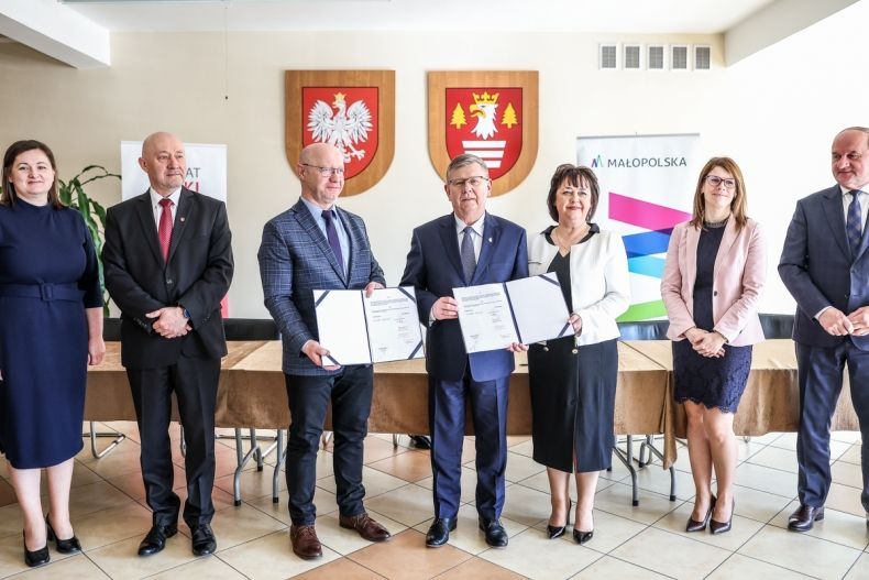 Podpisanie umowy w między Województwem Małopolskim starostwem Powiatowym Suchej Beskidzkiej 